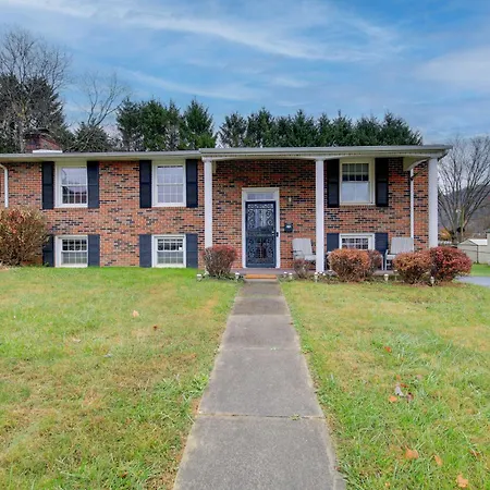 Bluefield Home With Covered Deck - Near Parks!